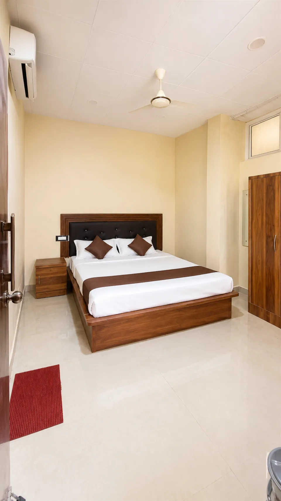 Quiet AC room with double bed and wardrobe